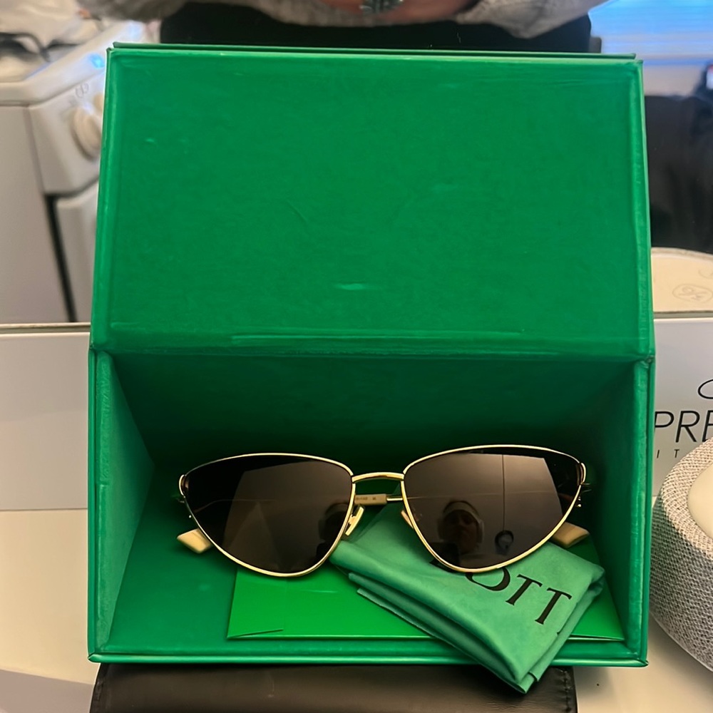 BOTTEGA VENETA CAT-EYE SUNGLASSES